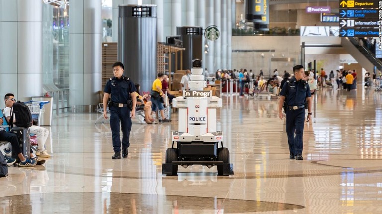 警官とともにパトロールを行うロボット/Ryan Quek/Singapore Police Force