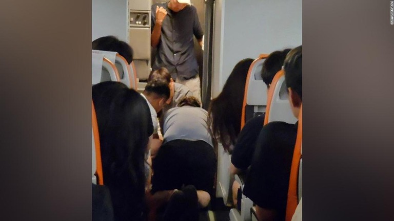ドアを開けようとした乗客は乗務員に取り押さえられた/xury/Instagram