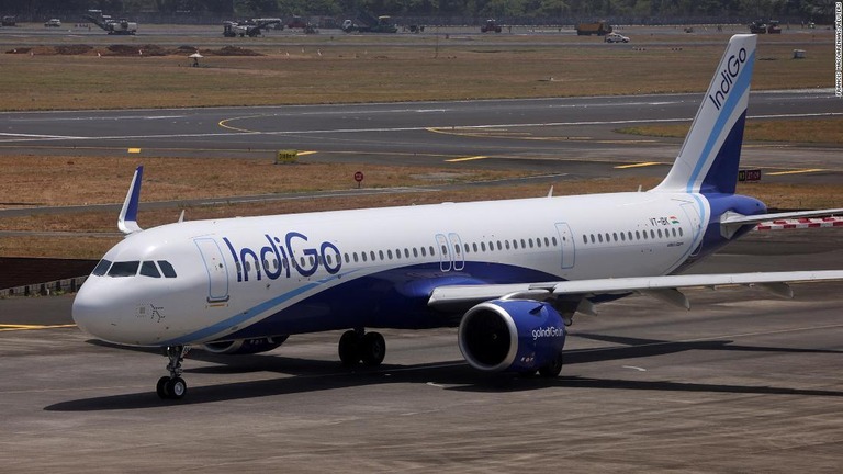 印ムンバイの空港に駐機中の、格安航空会社インディゴの旅客機/Francis Mascarenhas/Reuters