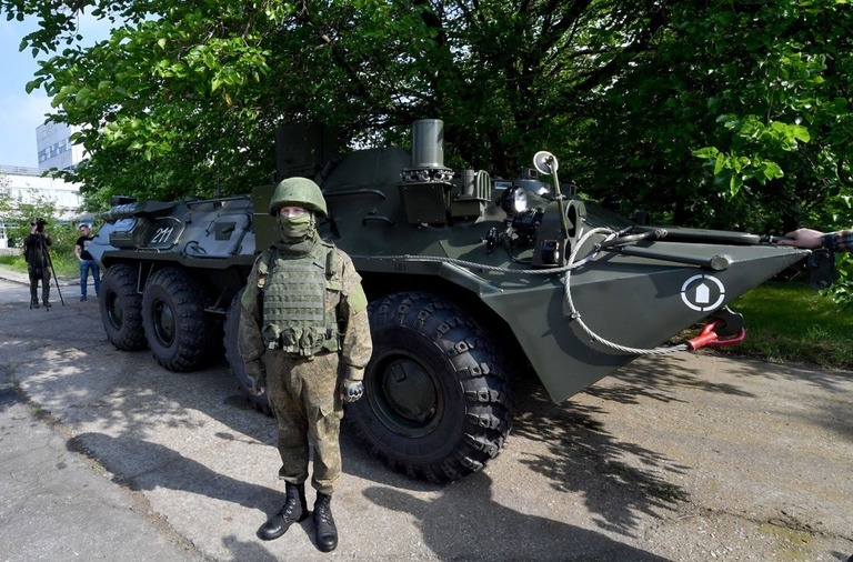 ロシアが支配下に置くザポリージャ原発の警備に立つロシア軍兵士/Olga Maltseva/AFP/Getty Images/FILE