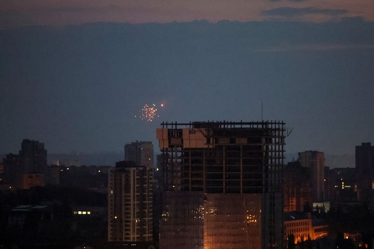 キーウ上空でロシアの無人機が爆発する様子＝２０日/Gleb Garanich/Reuters