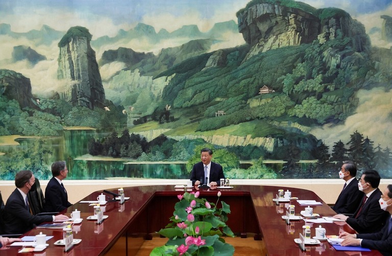 中国の習近平（シーチンピン）国家主席（中央）と会談するブリンケン米国務長官（左）＝１９日、中国・北京の人民大会堂/ Leah Millis/Reuters