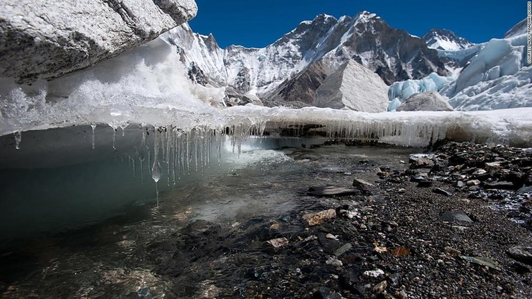 ネパールのクンブ氷河の下流部では氷が解けて水が滴り落ちる様子が見られる/Courtesy Alex Treadway/ICIMOD