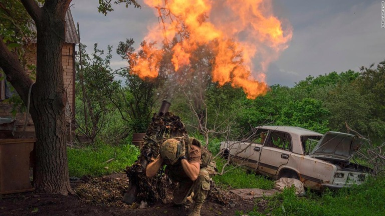 バフムート近郊の前線でロシア軍の陣地に向けて迫撃砲を発射するウクライナ軍の兵士/Efrem Lukatsky/AP