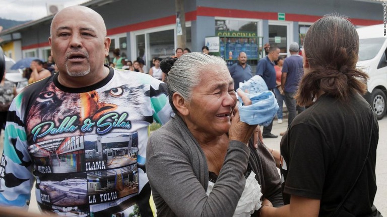 刑務所前で安否情報を待つ受刑者の親族ら/Fredy Rodriguez/Reuters