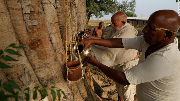 印ウッタルプラデシュ州で、高温に関連する疾患で亡くなった村民への儀式を行う人々/Rajesh Kumar Singh/AP