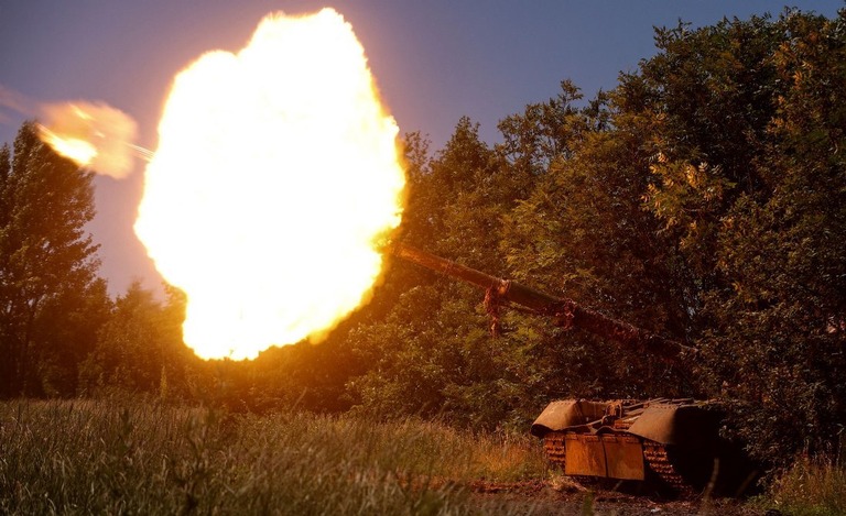 前線の街バフムート近郊で戦車から砲弾を放つウクライナ軍の兵士/Serhii Nuzhnenko/Radio Free Europe/Radio Liberty/Reuters
