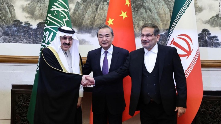 （左から）サウジアラビアのムサード・ビン・モハメド・アル・アイバン国務相兼国家安全保障顧問、中国共産党の王毅氏、イランのアリ・シャムハニ氏（当時最高安全保障委員会事務局長）＝３月、中国・北京/China Daily/Reuters