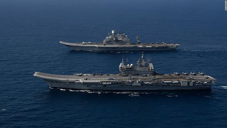 「ビクラマディティヤ」と「ビクラント」による統合演習の様子/Indian Navy