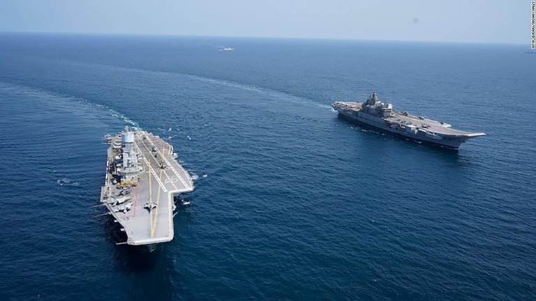 アラビア海に展開するインドの空母２隻/nitin_birari/Indian Navy