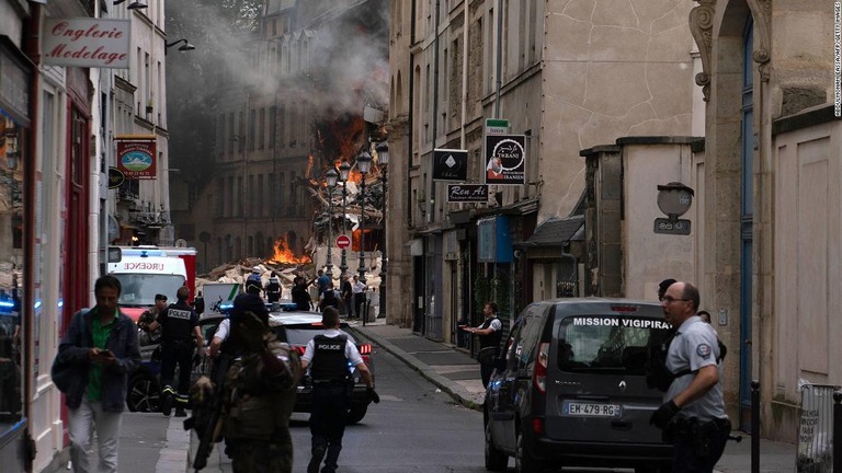 ガス爆発が発生した現場には駆けつけた消防隊員らの姿がみられる＝２１日、フランス・パリ/Abdulmonam Eassa/AFP/Getty Images