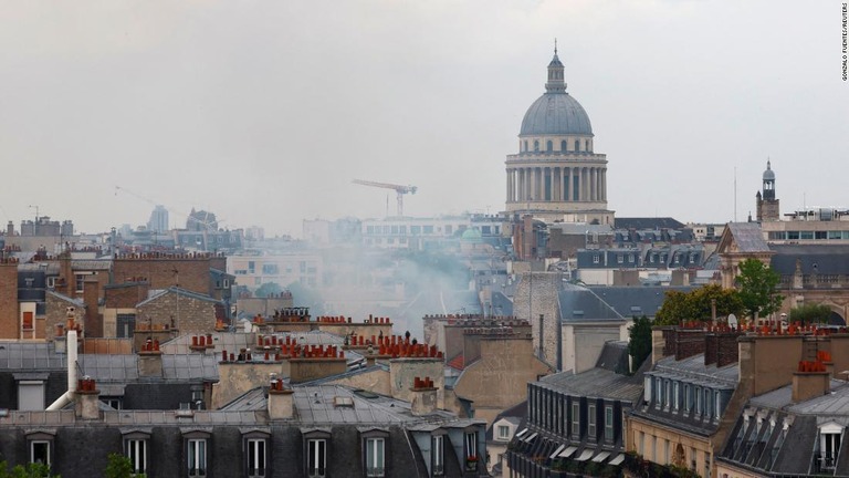 現場付近からは爆発によるものとみられる煙が立ち上っている/Gonzalo Fuentes/Reuters