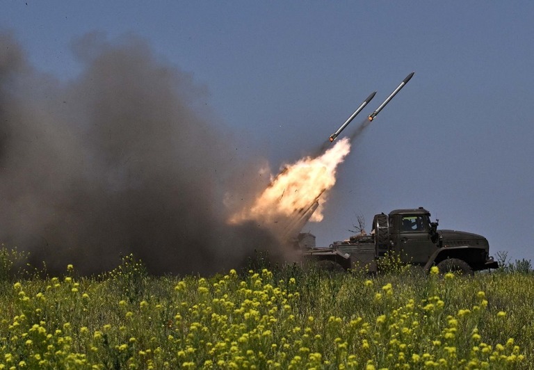 バフムート近郊の前線でロシア軍の陣地に向け多連装ロケット砲を発射するウクライナ軍/Genya Savilov/AFP/Getty Images