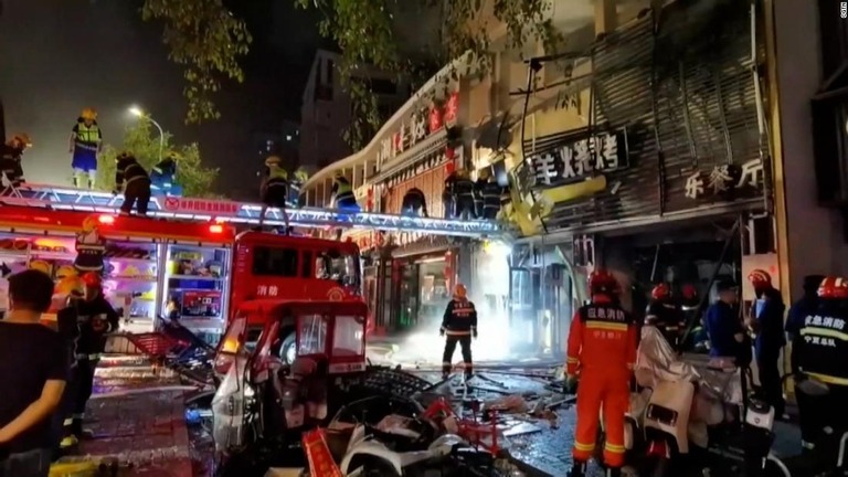 ガス爆発の起きたバーベキュー店で対応に当たる救助隊員ら/CGTN
