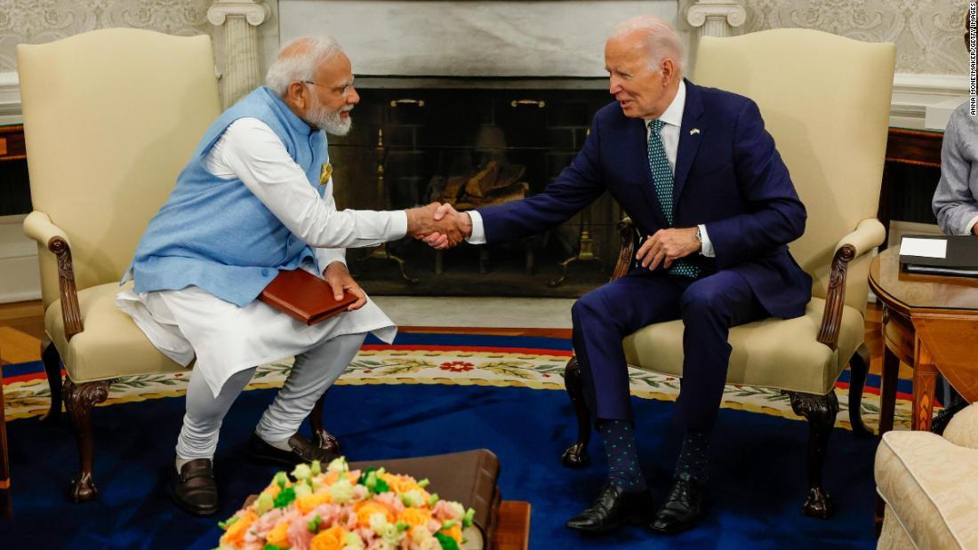 インドのモディ首相と会談するバイデン米大統領=22日、米ホワイトハウスの大統領執務室/Anna Moneymaker/Getty Images