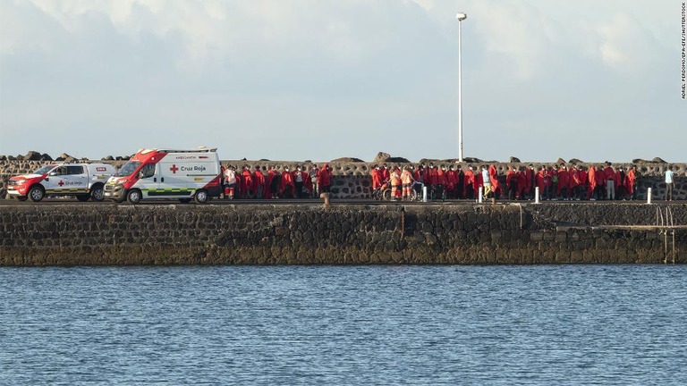 別の船から救助されカナリア諸島ランサローテ島の港に到着した難民ら＝２２日/Adriel Perdomo/EPA-EFE/Shutterstock