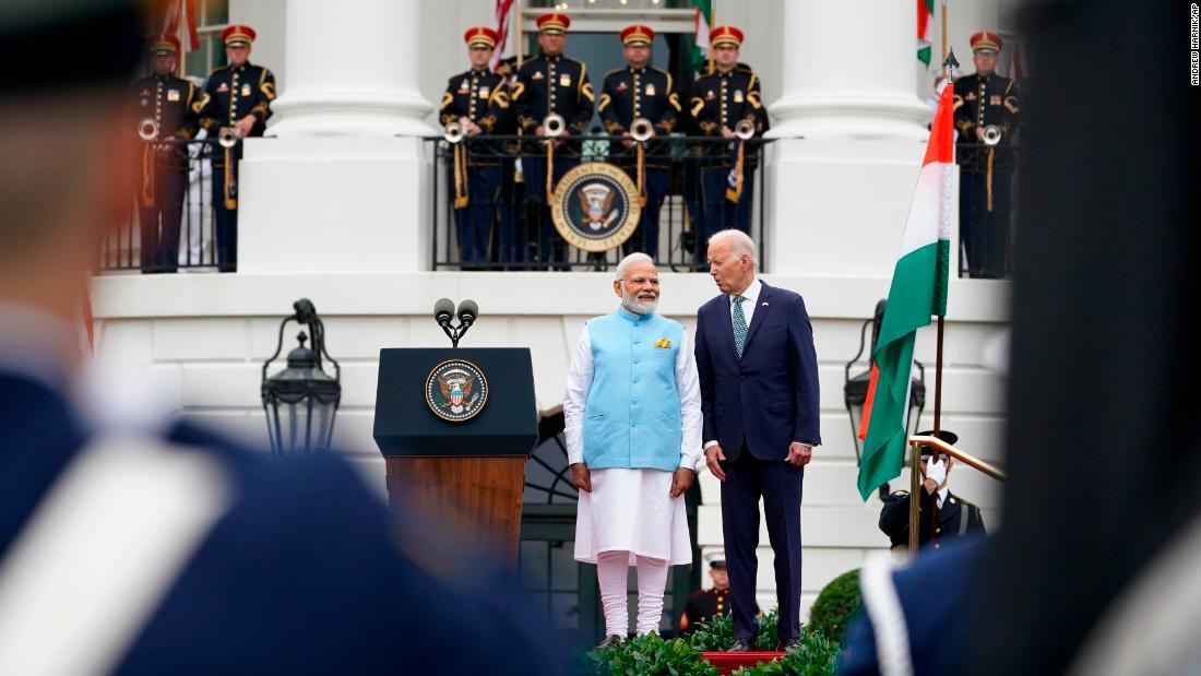式典でインドのモディ首相（左）と言葉を交わすバイデン大統領＝２２日、米ホワイトハウスのサウスローン/Andrew Harnik/AP