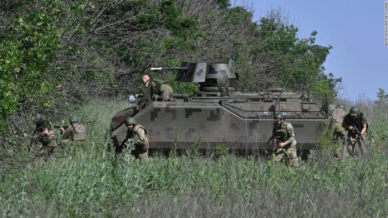 訓練を行うウクライナ兵＝２０日、ウクライナ・ドネツク州の前線近郊/Genya Savilov/AFP/Getty Images