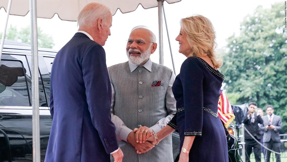 インドのモディ首相（中央）を歓迎するバイデン米国大統領とジル・バイデン米大統領夫人＝２１日、米ホワイトハウス/Elizabeth Frantz/Reuters