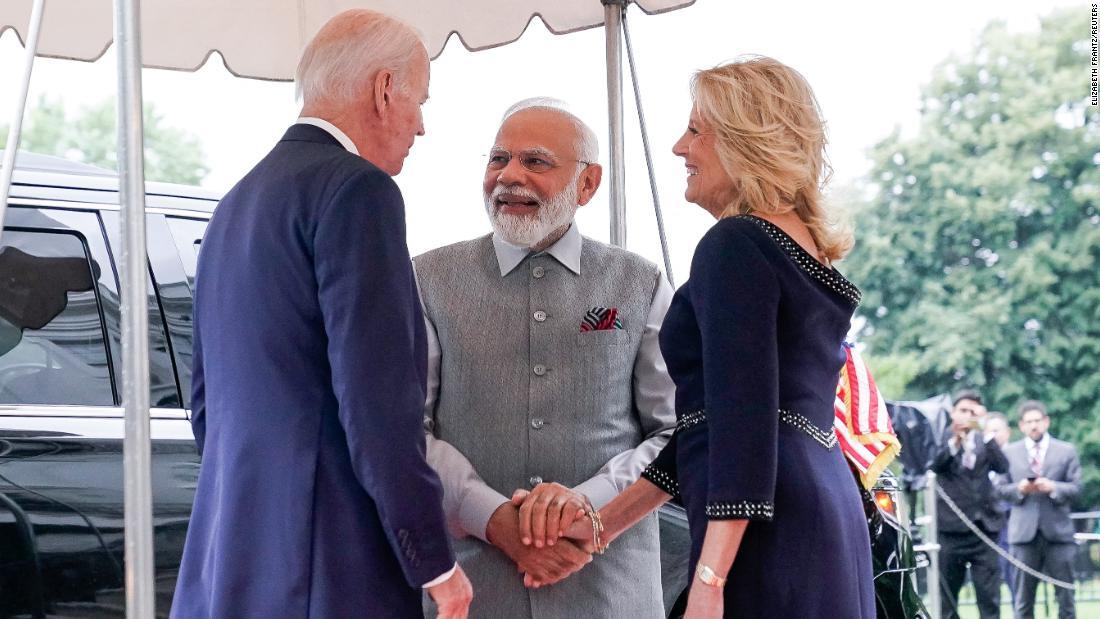 インドのモディ首相(中央)を歓迎するバイデン米国大統領とジル・バイデン米大統領夫人=21日、米ホワイトハウス/Elizabeth Frantz/Reuters