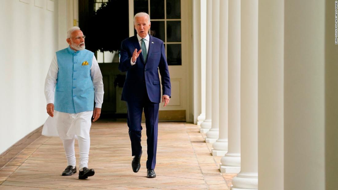 大統領執務室まで歩くインドのモディ首相（左）とバイデン米大統領＝２２日、米ワシントンＤＣのホワイトハウス/Evan Vucci/Pool/AFP/Getty Images