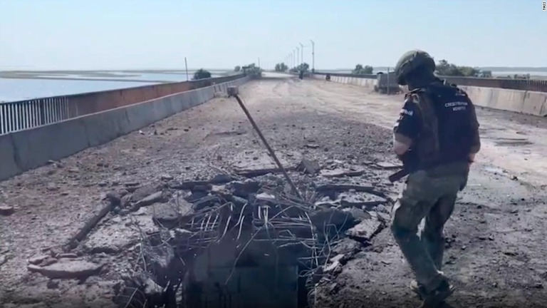 ウクライナ南部ヘルソン州とクリミア半島を結ぶチョンハル橋がミサイルで損傷した/TASS