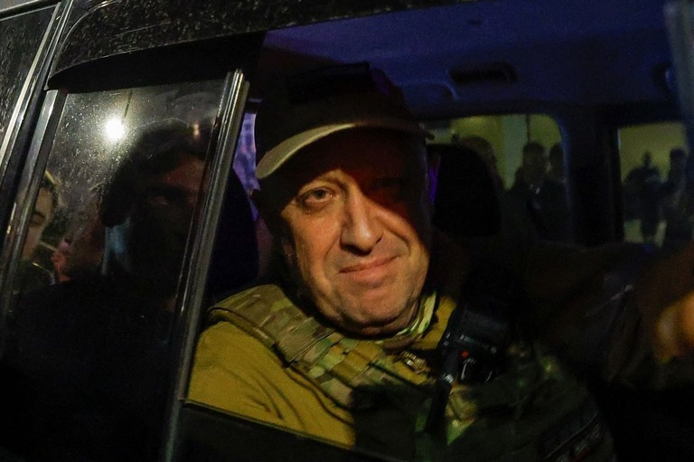 プリゴジン氏がロストフナドヌーにある南部軍管区本部を出る＝２４日/Alexander Ermochenko/Reuters