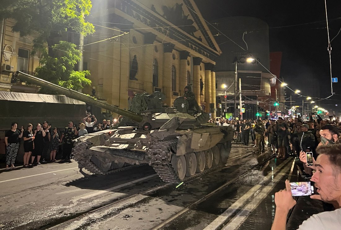 ロストフナドヌーにある南部軍管区本部から退却し基地に戻るワグネルの戦闘員=24日/Stringer/Reuters