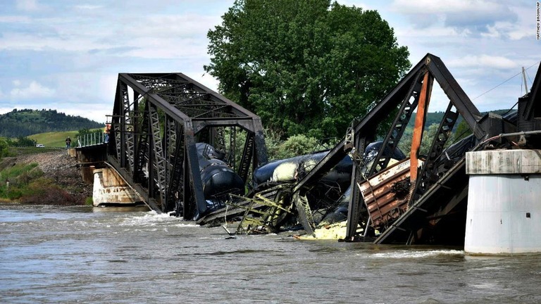 米モンタナ州で貨物列車が脱線して橋が崩落し、複数の車両が川に落下した/Matthew Brown/AP