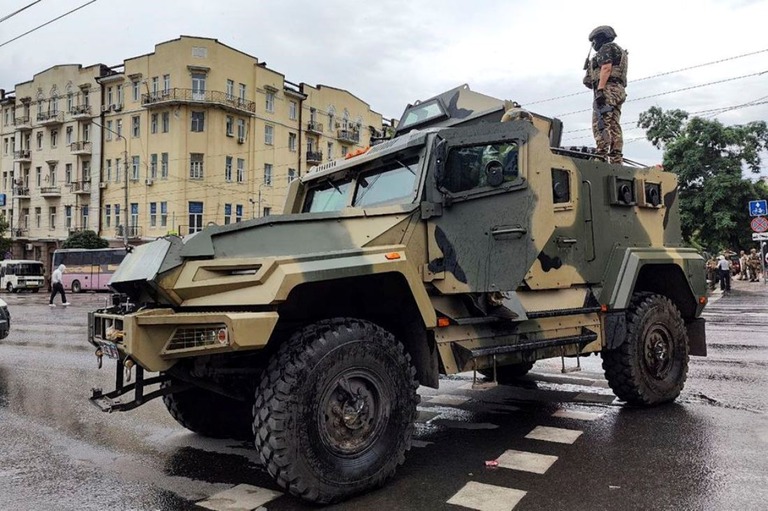 装甲車の上に立つワグネルの戦闘員＝２４日、ロシア・ロストフ州ロストフナドヌー/AP