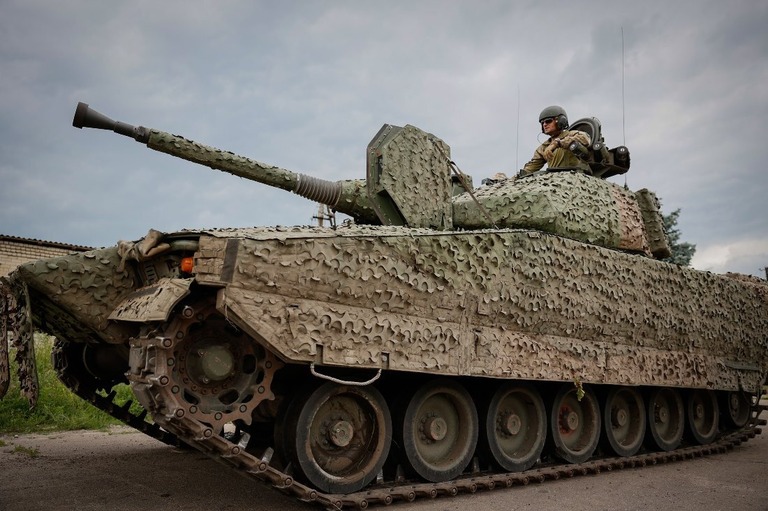 装甲車両に乗るウクライナ軍兵士＝２５日、ウクライナ東部バフムート近郊/Roman Chop/AP