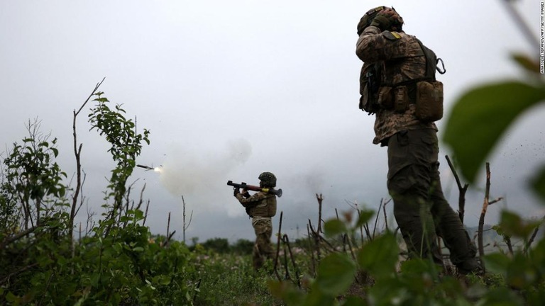 擲弾（てきだん）を発射するウクライナ軍兵士＝１７日、ウクライナ東部ドネツク州/Anatolii Stepanov/AFP/Getty Images