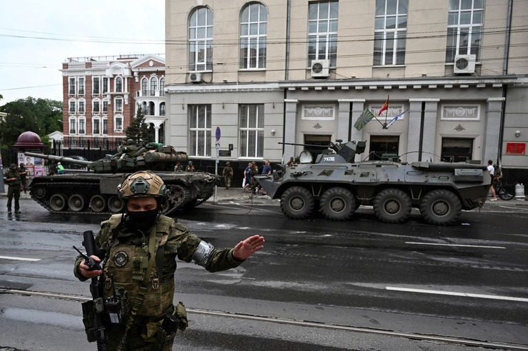 ウクライナの当局者は、ワグネルの反乱がプーチン政権崩壊の「第１段階」との見解を示した/Stringer/Reuters
