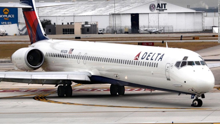 米テキサス州の空港で、地上係員が旅客機のエンジンに吸い込まれて死亡する事故があった/Robert Alexander/Archive Photos/Getty Images/File