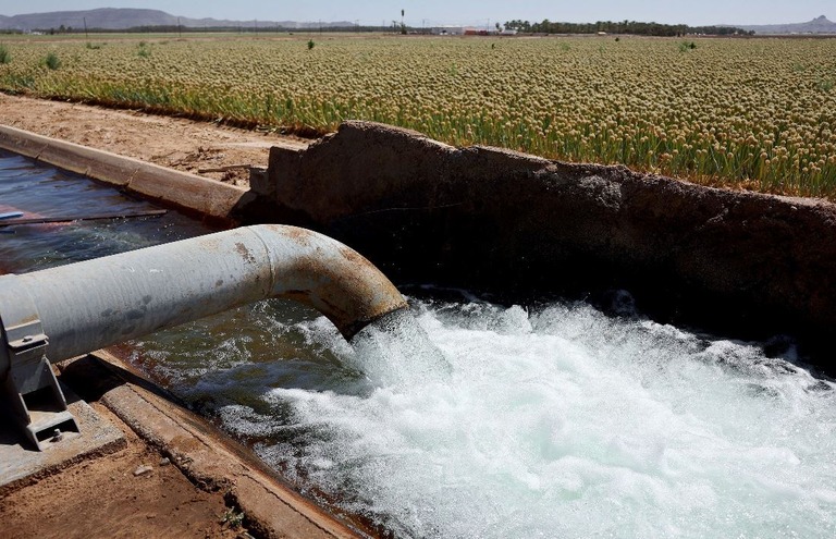 米カリフォルニア州の先住民の特別保留地に水を供給する地下水ポンプ/Mario Tama/Getty Images