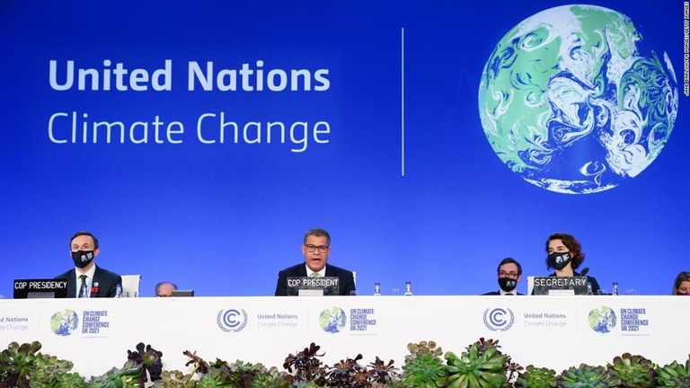 英グラスゴーで講演を行う国連気候変動枠組み条約締約国会議（ＣＯＰ２６）議長（中央）/Jane Barlow/PA Images/Getty Images