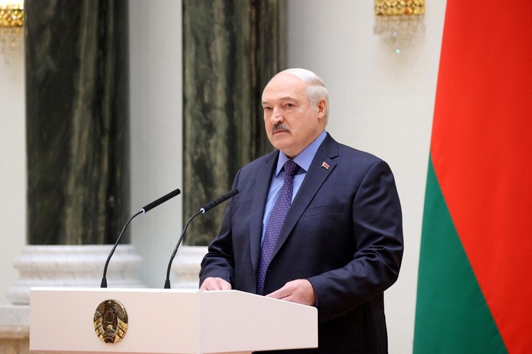 演説を行うベラルーシのルカシェンコ大統領＝27日、ベラルーシ・ミンスク/Press Service of the President of the Republic of Belarus/Reuters