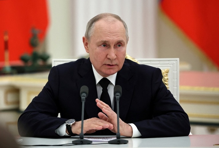 クレムリンで軍当局者との会合に出席するプーチン大統領/Mikhail Tereshchenko/Sputnik/Reuters
