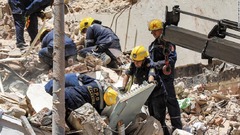 集合住宅の倒壊で子ども含む５人が死亡　エジプト