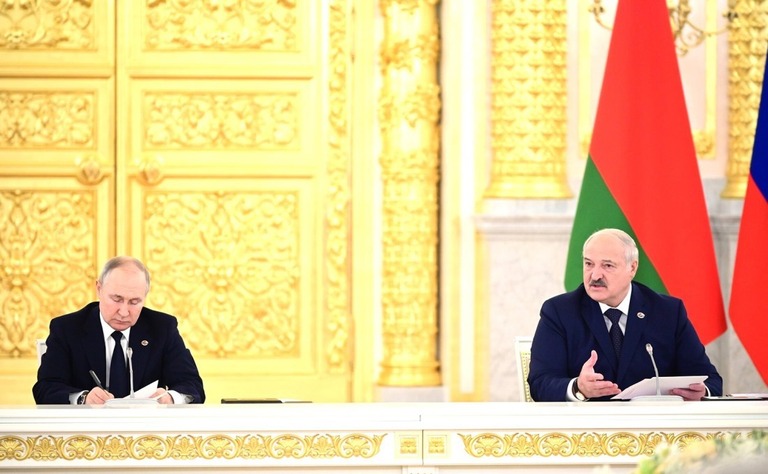 ４月に開かれた連合国家最高会議に出席するプーチン大統領（左）とルカシェンコ大統領/ Kremlin Press Office/Anadolu Agency/Getty Images
