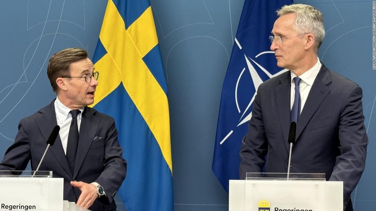 スウェーデンのクリステション首相（左）と北大西洋条約機構（ＮＡＴＯ）のストルテンベルグ事務総長＝３月７日、ストックホルム/Atila Altuntas/Anadolu Agency/Getty Images/File
