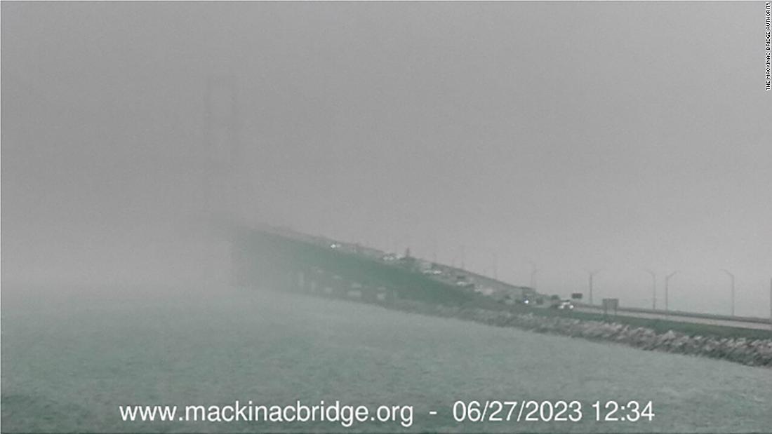 カナダの火災による煙＝米ミシガン州のアッパー半島とロワー半島を結ぶマキナック橋/The Mackinac Bridge Authority