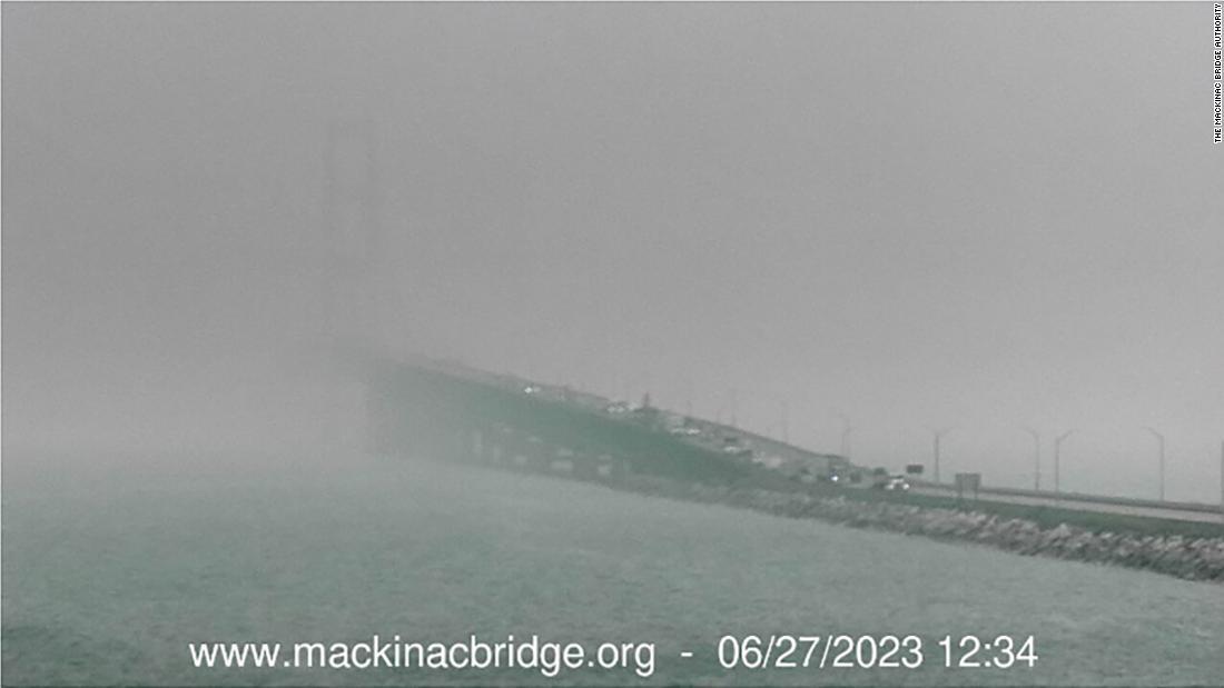 カナダの火災による煙=米ミシガン州のアッパー半島とロワー半島を結ぶマキナック橋/The Mackinac Bridge Authority
