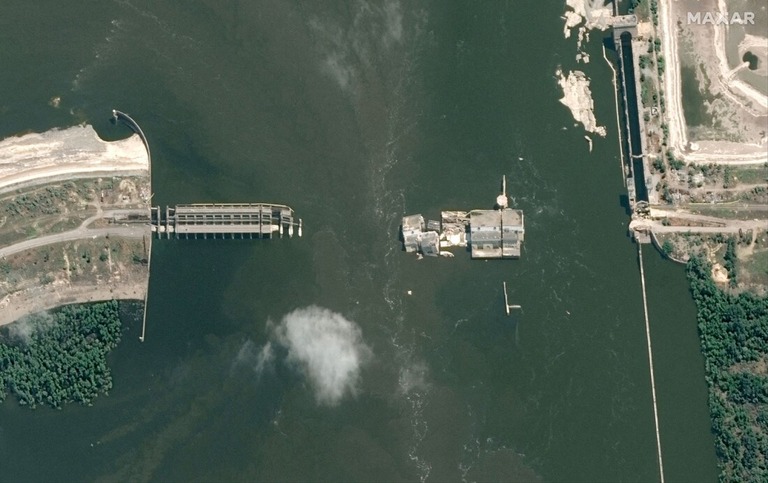 決壊後のノバカホウカのダムを写した衛星画像/Maxar Technologies/Reuters/FILE