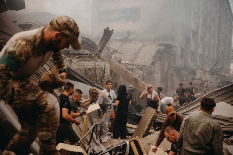 ロシア軍のミサイル攻撃を受けたレストランで捜索救助活動を行う人々＝２７日、ウクライナ・クラマトルスク/Wojciech Grzedzinski/Anadolu Agency/Getty Images