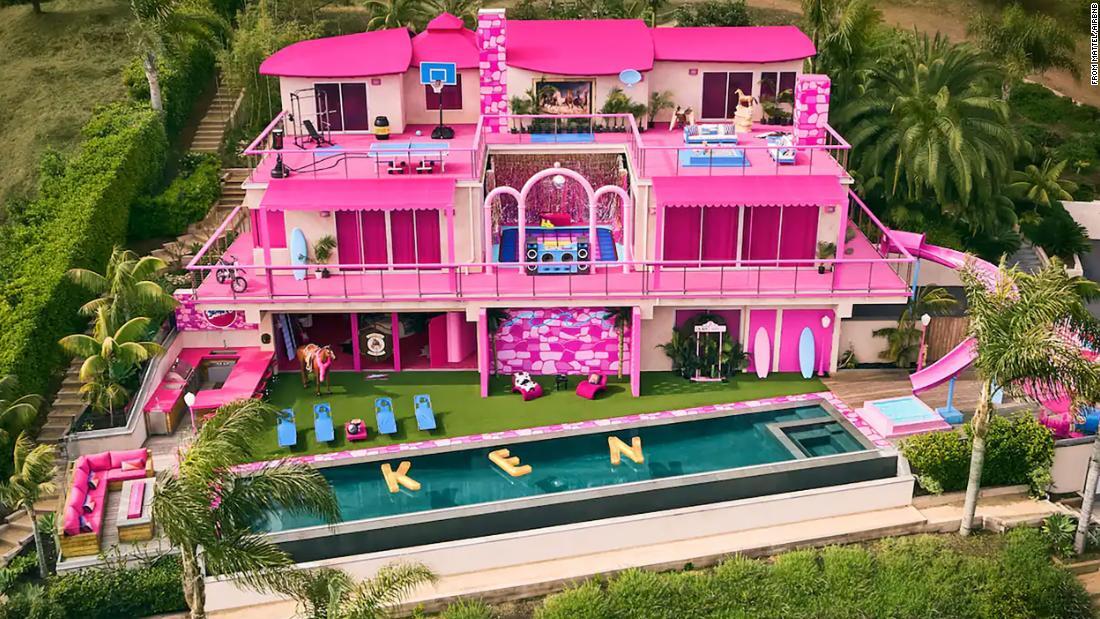 カリフォルニア州マリブの海辺に建つバービーの豪邸/From Mattel/Airbnb