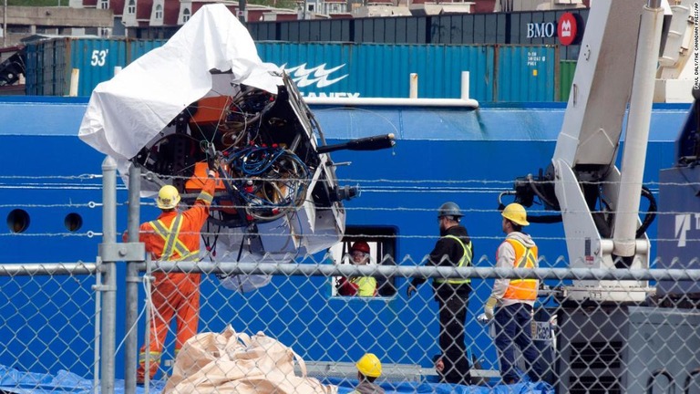 圧壊した潜水艇の破片周辺の海底から「遺体と推定されるもの」を回収したという/Paul Daly/The Canadian Press/AP