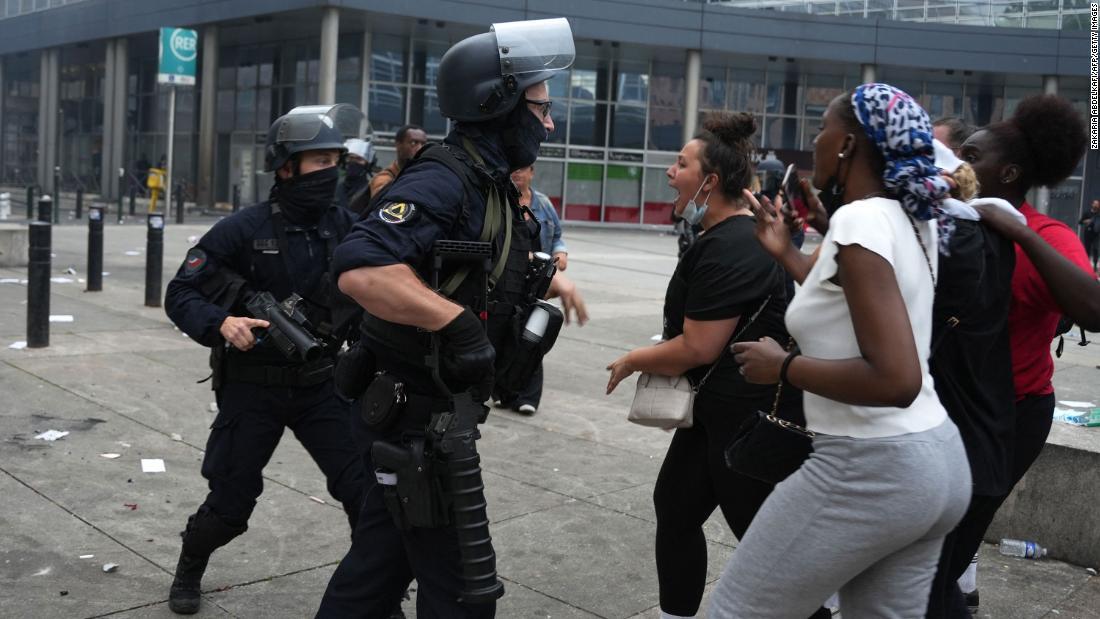 警察官に抗議するデモ参加者=29日、仏パリ郊外ナンテール/Zakaria Abdelkafi/AFP/Getty Images
