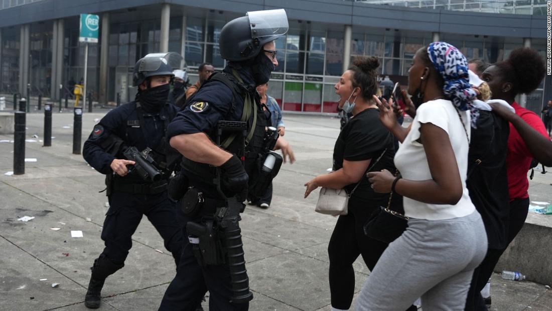 警察官に抗議するデモ参加者＝２９日、仏パリ郊外ナンテール/Zakaria Abdelkafi/AFP/Getty Images