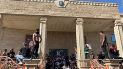 スウェーデン大使館にデモ参加者が侵入、コーラン焼却への抗議で　イラク首都